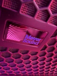 Flyverskjul spiller på Meyer Sound til børnedisko