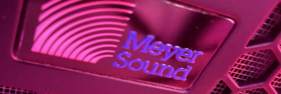Flyverskjul spiller på Meyer Sound