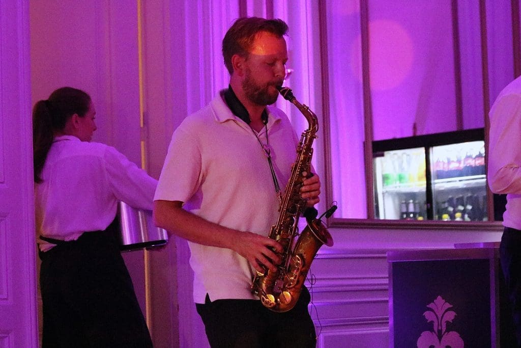 DJ og saxofon med Flyverskjul og Jeppe Zacho