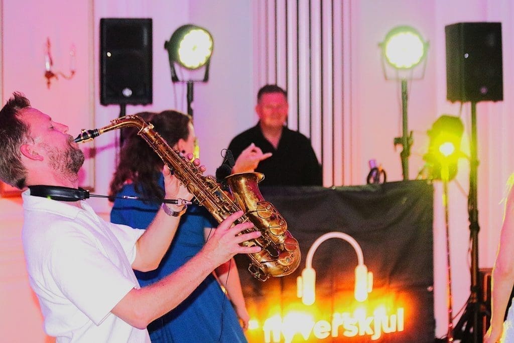 Flyverskjul Saxofon og DJ show