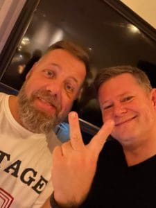 2 erfarne djs hos Flyverskjul